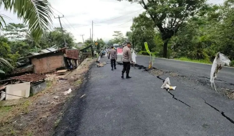 Hati – hati! Jalur Cikeusik – Binuangen Amblas, 1 Rumah Warga di Pandeglang Ambruk