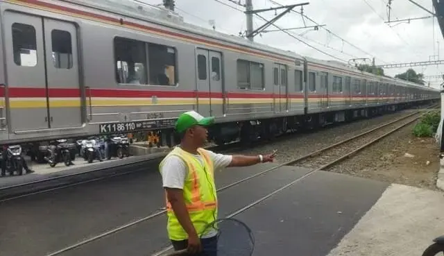 Tragis, Terlalu Fokus dengan Ponsel, Tukang Ojek di Poris Tewas Tertabrak KRL