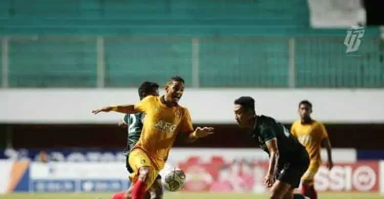 Pemain Persik Kediri berduel pada putaran pertama BRI Liga 1 2022 /2023. (IST)