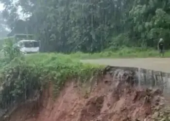 Blok Curahem Lebak Tergerus Longsor, Kendaraan Melintas Bergantian