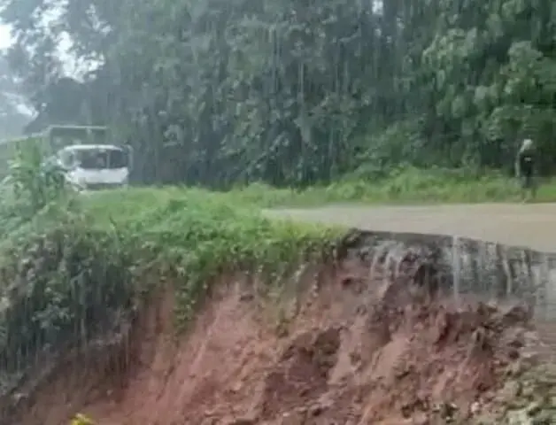 Blok Curahem Lebak Tergerus Longsor, Kendaraan Melintas Bergantian