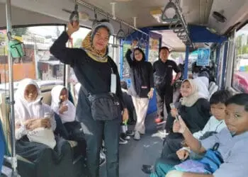 Piknik Keliling Kota Tangerang dengan Bus Jawara