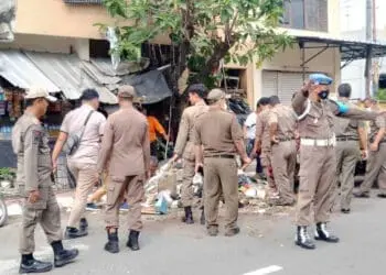 Berjualan di Trotoar, PKL di Jalan Kisamaun dan MT Haryono Ditertibkan