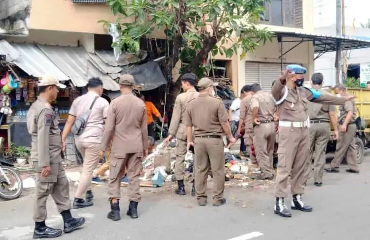 Berjualan di Trotoar, PKL di Jalan Kisamaun dan MT Haryono Tangerang Ditertibkan
