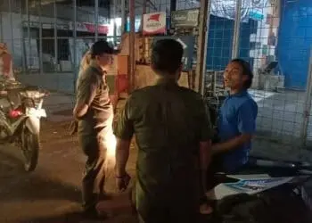 Bandel Buang Sampah di Median Jalan Ciledug, Tanggung Sanksinya
