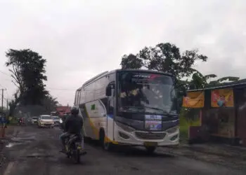 BUS WISATA–Bus rombongan wisata religi/ziarah, melintas di Jalan Raya Lintas Timur AMD, Pandeglang, menuju ke sejumlah lokasi wisata religi, diantaranya Cikadueun dan Caringin, Sabtu (25/2/2023). (MARDIANA/SATELITNEWS.COM)