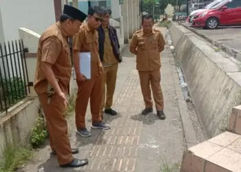 TINJAU LOKASI - Petugas DPUPR Kabupaten Serang, didampingi Sekmat Kramatwatu, meninjau kondisi Alun-alun Kecamatan Kramatwatu, Senin (6/2/2023). (ISTIMEWA)