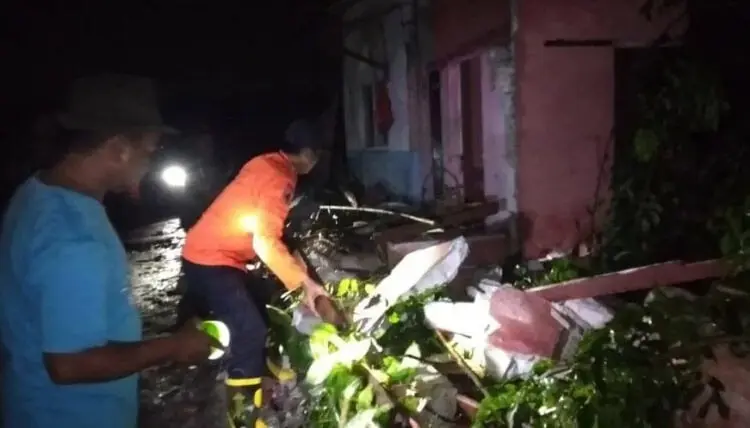 Diterjang Angin Puting Beliung, 1 Rumah Roboh dan 5 Orang Terluka