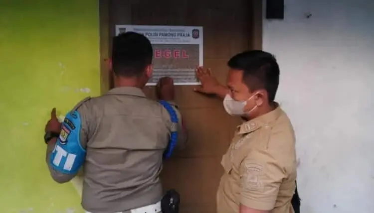 DISEGEL: Petugas Satpol PP Kabupaten Tangerang sedang menyegel dua kamar kontrakan yang menjadi lokasi prostitusi. (ISTIMEWA)