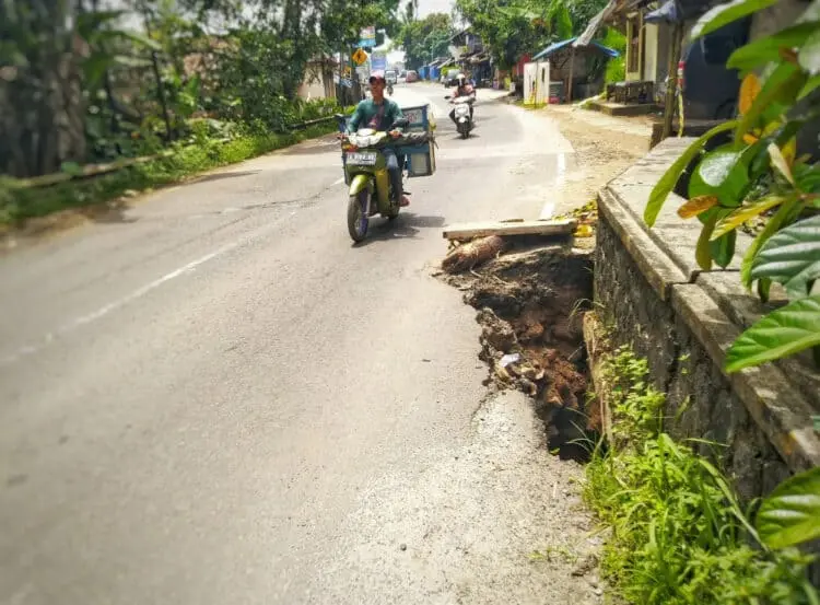 Jembatan Cikadueun Pandeglang Ambrol, Jalur Ke Labuan Terancam Putus