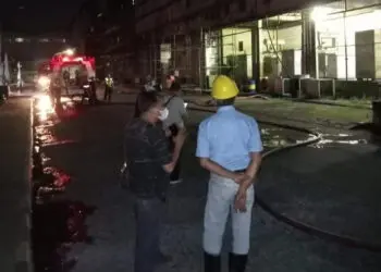 Tim pemadam kebakaran sedang berusaha memadamkan api, di lokasi kebakaran, Minggu (5/2/2023) malam. (ISTIMEWA)