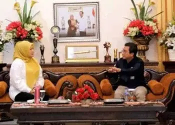 Bupati Pandeglang Irna Narulita, sedang berdiskusi dengan pihak PLTU Banten 2 Labuan, di ruang Garuda Pendopo Bupati, belum lama ini. (ISTIMEWA)