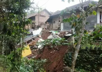 LONGSOR–Rumah milik Ahmad Hapid, warga Kampung Sawah Landeh, RT 03, RW 02, Desa Cisitu, Kecamatan Ciomas, Kabupaten Serang, tergerus longsor. Tidak ada korban jiwa dalam kejadian tersebut. (ISTIMEWA)
