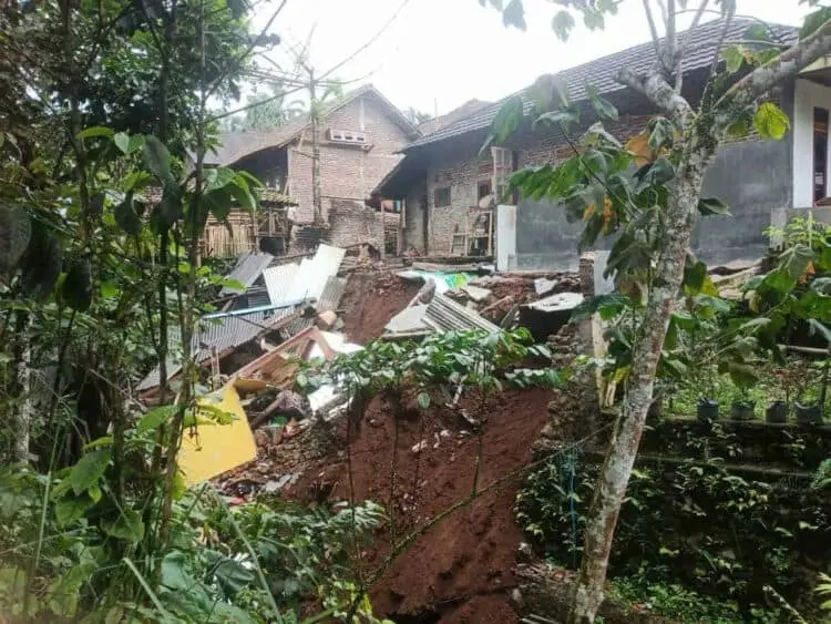 Sebuah Rumah di Ciomas Kabupaten Serang Rusak Tergerus Longsor, Ini Pemicunya