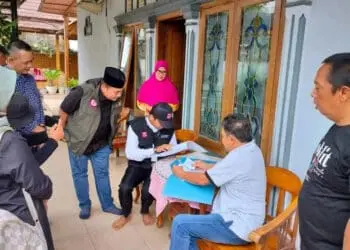 COKLIT DAFTAR PEMILIH–Komisi Pemilihan Umum (KPU) Republik Indonesia (RI), memantau langsung kegiatan pencocokan dan penelitian (Coklit) terhadap warga yang dilakukan oleh petugas Pantarlih KPU Kabupaten Serang, Minggu (12/2/2023). (SIDIK/SATELITNEWS.COM)
