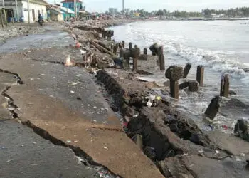 Dermaga Teluk Labuan Pandeglang Ambruk Diterjang Ombak, Kapal Nelayan Sulit Bersandar