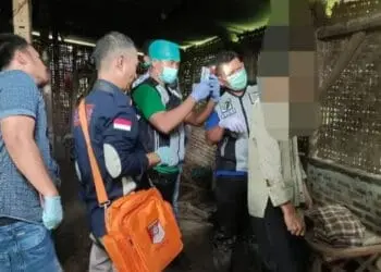OLAH TKP–Tim Inafis Polres Serang dan personel Polsek Kopo, melakukan olah TKP temuan mayat gantung diri, di Kampung Nyompok Tengah, Desa Nyompok, Kecamatan Kopo, Kabupaten Serang, Jumat (24/2/2023). (SIDIK/SATELITNEWS.COM)