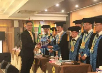 RAIH GELAR DOKTOR–Mantan Wakil Gubernur (Wagub) Banten, Andika Hazrumy, raih gelar Doktor Ilmu Sosial Bidang Kajian Ilmu Administrasi Publik, dari Universitas Pasundan (Unpas), Bandung, Jawa Barat, Sabtu (11/2/2023). (ISTIMEWA)