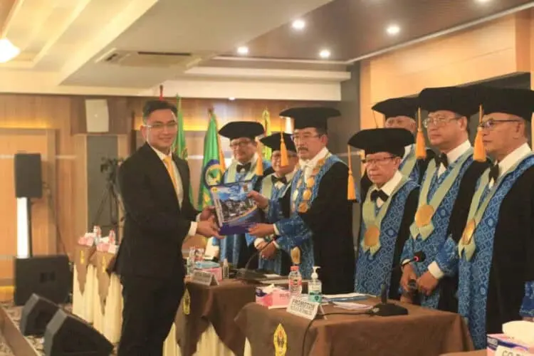 RAIH GELAR DOKTOR–Mantan Wakil Gubernur (Wagub) Banten, Andika Hazrumy, raih gelar Doktor Ilmu Sosial Bidang Kajian Ilmu Administrasi Publik, dari Universitas Pasundan (Unpas), Bandung, Jawa Barat, Sabtu (11/2/2023). (ISTIMEWA)