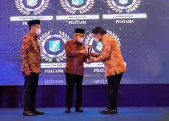 RAIH PENGHARGAAN–Wakil Presiden RI Ma'ruf Amin, memberikan penghargaan kepada Penjabat (Pj) Gubernur Al Muktabar, di Ballroom Hotel Indonesia Kempinski, Jakarta, Kamis (16/2/2023) lalu. Pemprov Banten, memperoleh penghargaan Pratama dalam kategori Pemerintah Daerah. (ISTIMEWA)