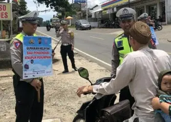 IMBAUAN–Jajaran personel Satlantas Polres Pandeglang, sedang memberika imbauan kepada para pengendara yang melintas di jalan Serang – Pandeglang, Selasa (7/2/2023). (NIPAL SUTIANA/SATELITNEWS.COM)
