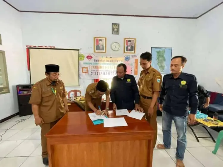 Peserta KKM STISIP Banten Raya Hadiahkan Aplikasi SI PEDE untuk Desa Sukadame Pandeglang