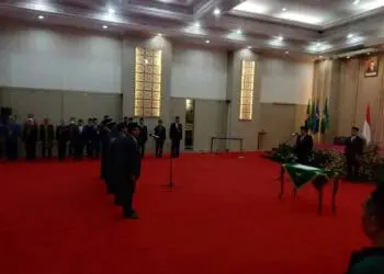 PELANTIKAN–Penjabat (Pj) Gubernur Banten Al Muktabar, melantik lima pejabat fungsional ahli utama di lingkungan Pemprov Banten, di Aula Pendopo Gubernur Banten, KP3B, Kota Serang, Kamis (2/2/2023). (LUTHFI/SATELITNEWS.COM)
