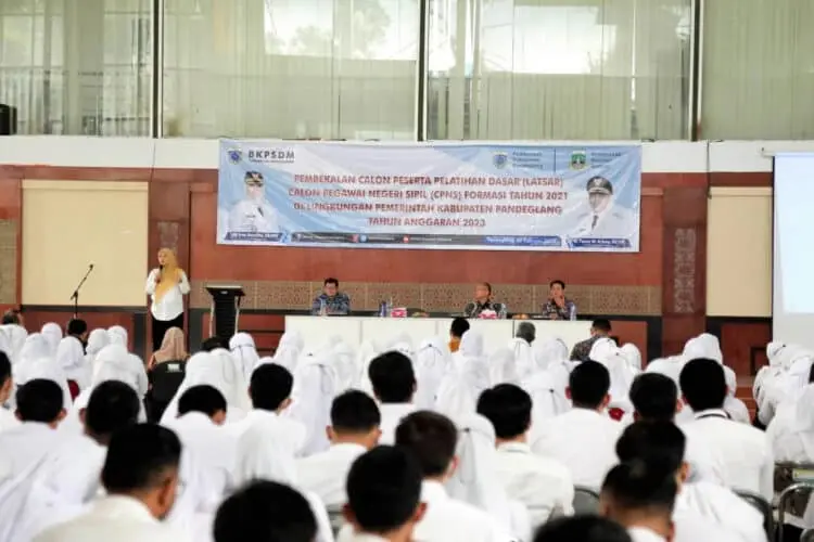 LATSAR CPNS–Bupati Pandeglang Irna Narulita, sedang menyampaikan sambutan di acara Latsar CPNS, di BPSDM Provinsi Banten, Kamis (9/2/2023). (ISTIMEWA)