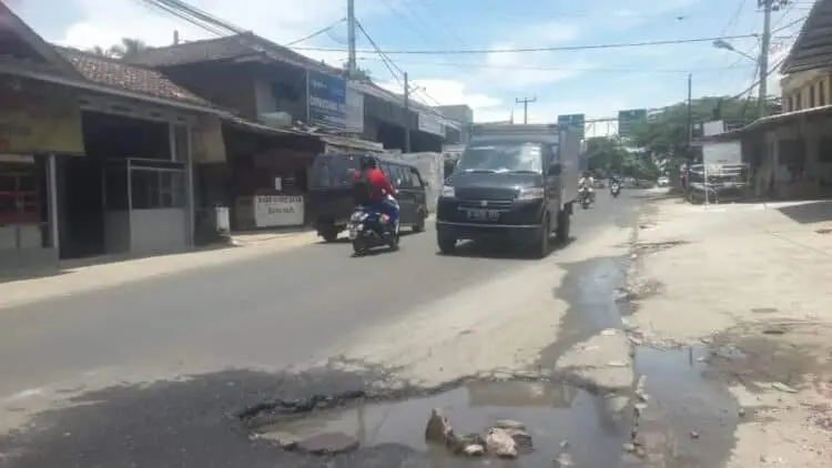 Membahayakan, Ruas Jalan Cikole – Cipacung Pandeglang Dipenuhi Lubang