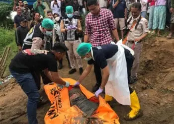 Petugas kepolisian mengevakuasi korban bunuh diri, Kamis (2/2/2023). (ISTIMEWA)