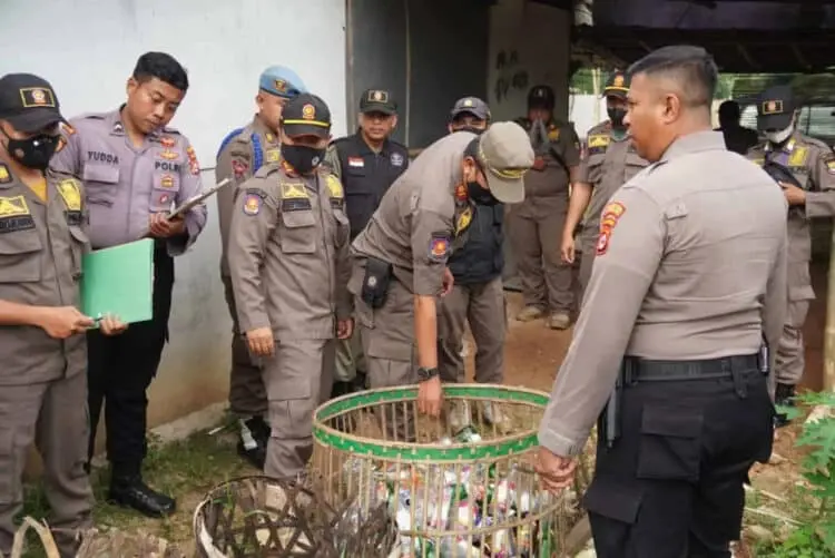 Satpol PP Temukan Banyak Botol Miras Bekas di Warem Tigaraksa