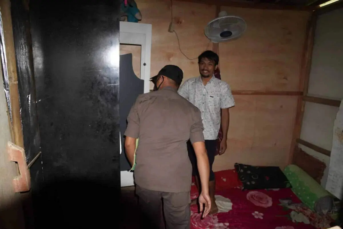 Satpol PP Temukan Banyak Botol Miras Bekas di Warem Tigaraksa
