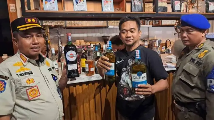 Razia Kafe hingga Warung Jamu, Satpol PP Tangsel Sita 187 Botol Miras