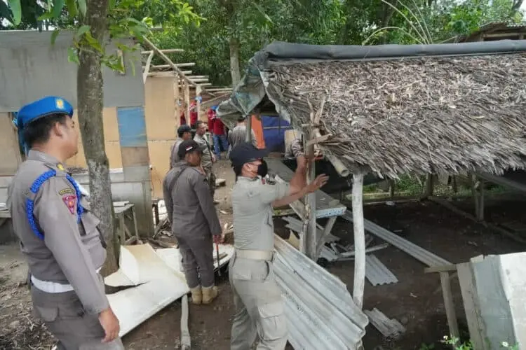 Diduga Jadi Tempat Mesum, 8 Gubuk Dibongkar Satpol PP