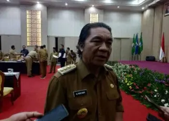 Pj Gubernur Banten Al Muktabar, sampaikan keterangan. (ISTIMEWA)
