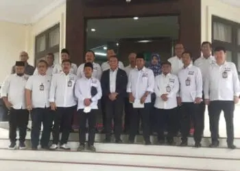 Komite Advokasi Daerah Anti Korupsi Provinsi Banten, foto bersama dengan PJ Gubernur Banten Al Muktabar, Jumat (17/2/2023). (LUTHFI/SATELITNEWS.COM)