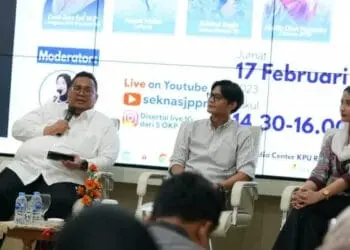 NARASUMBER: Ketua Bawaslu Rahmat Bagja (kiri) menjadi narasumber dalam diskusi media yang diselenggarakan JPPR, di Media Center KPU, Jumat (17/2/2023). (ISTIMEWA)