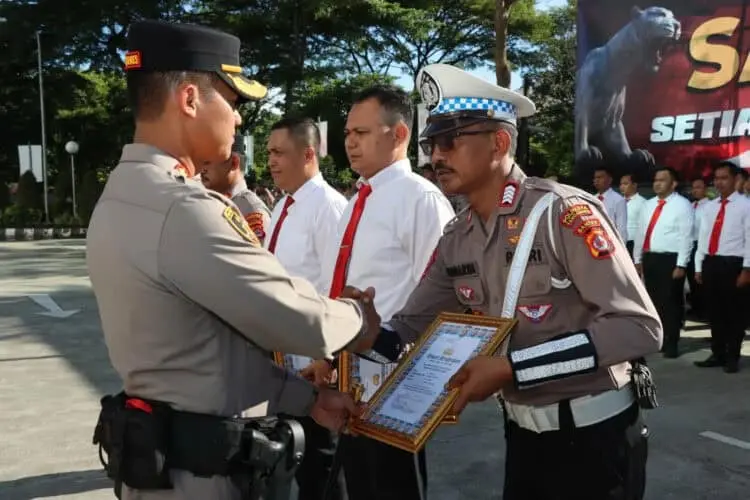 Kapolresta Tangerang Ganjar 32 Anggota Berkinerja Baik dengan Penghargaan