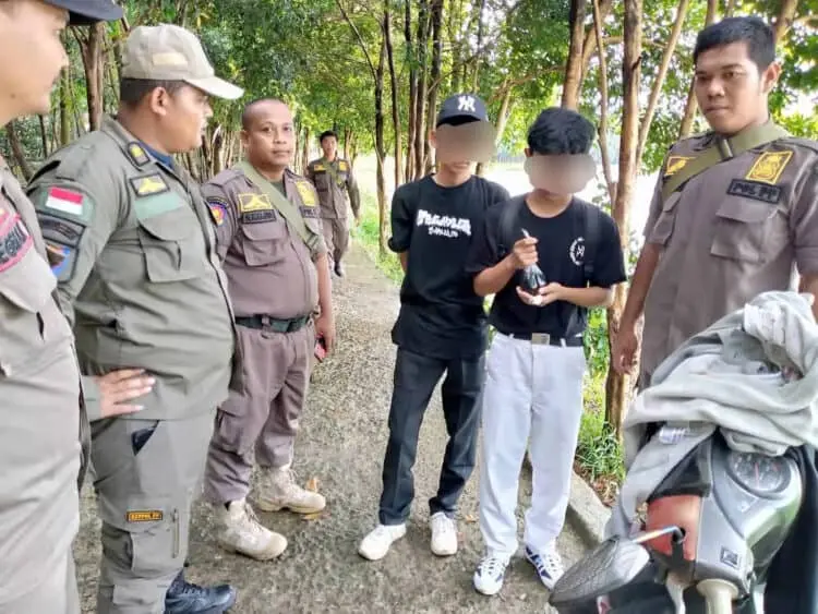 Petugas Satpol PP Amankan Pelajar Nenggak Miras di Tigaraksa