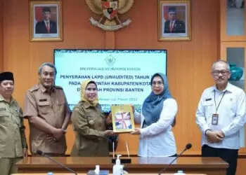 Bupati Serang Ratu Tatu Chasanah, serahkan LKPD. (ISTIMEWA)