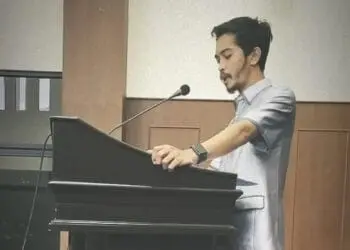 Sekretaris Frkasi Partai Golkar DPRD Pandeglang, Miftahul Farid Sukur sedang menyampaikan pandangan umum Frkasinya di ruang Paripurna DPRD Pandeglang, Rabu (15/2/2023). (ISTIMEWA)