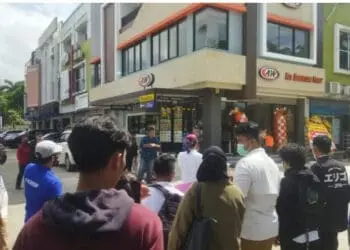 Dengan Alasan Belum Ada Koordinasi, Restoran Cepat Saji Didemo Sekelompok Warga Panbar di Hari Pertama Beroperasi