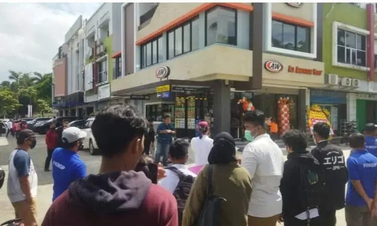 Dengan Alasan Belum Ada Koordinasi, Restoran Cepat Saji Didemo Sekelompok Warga Panbar di Hari Pertama Beroperasi