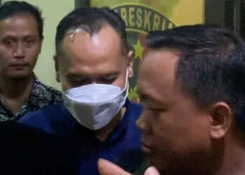 Anggota DPRD Pandeglang berinisial Y, keluar dari ruangan unit PPA Polres Pandeglang usai diperiksa, beberapa waktu lalu. (DOKUMEN/SATELITNEWS.COM)