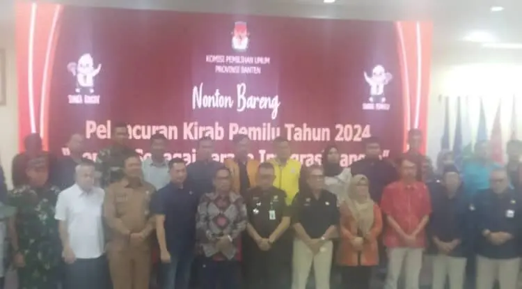 DEKLARASI: Suasana deklarasi Pemilu Berintegritas, dalam kegiatan peluncuran Kirab Pemilu tahun 2024 di Aula KPU Provinsi Banten, Selasa (14/2/2023). (LOETHFI/SATELITNEWS)