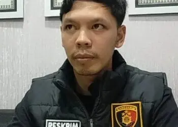 Kanit 1 Satreskrim Polres Pandeglang, IPDA Alif Komaladi saat diwawancarai wartawan di ruang kerjanya. (ISTIMEWA)