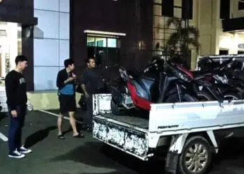 Pihak Satreskrim Polres Pandeglang, membawa pelaku dan barang bukti Curanmor ke Mapolres Pandeglang. (ISTIMEWA)