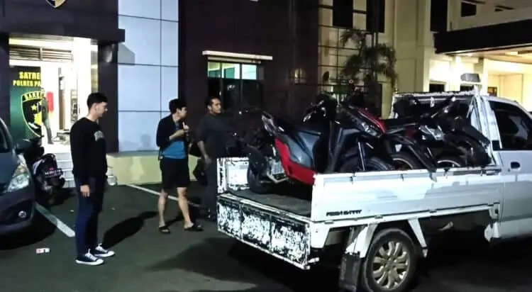 Pihak Satreskrim Polres Pandeglang, membawa pelaku dan barang bukti Curanmor ke Mapolres Pandeglang. (ISTIMEWA)