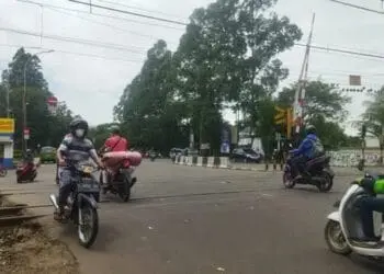 Lawan Arus di Palang Pintu KA, Pemotor Tewas Usai Terpental di Jalan Benteng Betawi