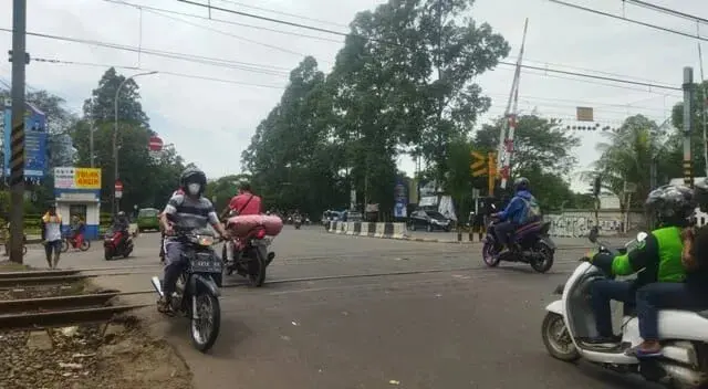 Lawan Arus di Palang Pintu KA, Pemotor Tewas Usai Terpental di Jalan Benteng Betawi